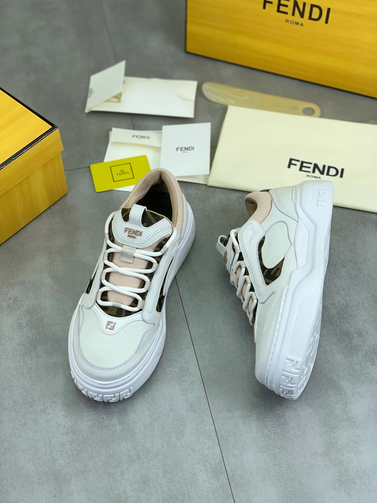 Men's men's shoes 💰P760 new style 💰💎💎💎 summer hot style [FENDI Fendi] top version 🆕New sneakers, wavy soles engraved with original words. Embossed Fendi Flow lettering on the heel. The upper is made of high-end calfskin and breathable materials. Original lining with tone-on-tone details decorated with innovative handcrafting techniques. Ultra-light and wear-resistant TPU and IP foam soles, overall lightweight and comfortable. Size:39-44 (38 45 can be customized)